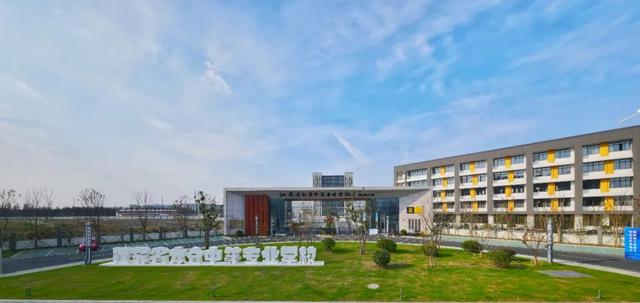 丁亮 践行探索育人新模式 丁亮 践行探索育人新模式